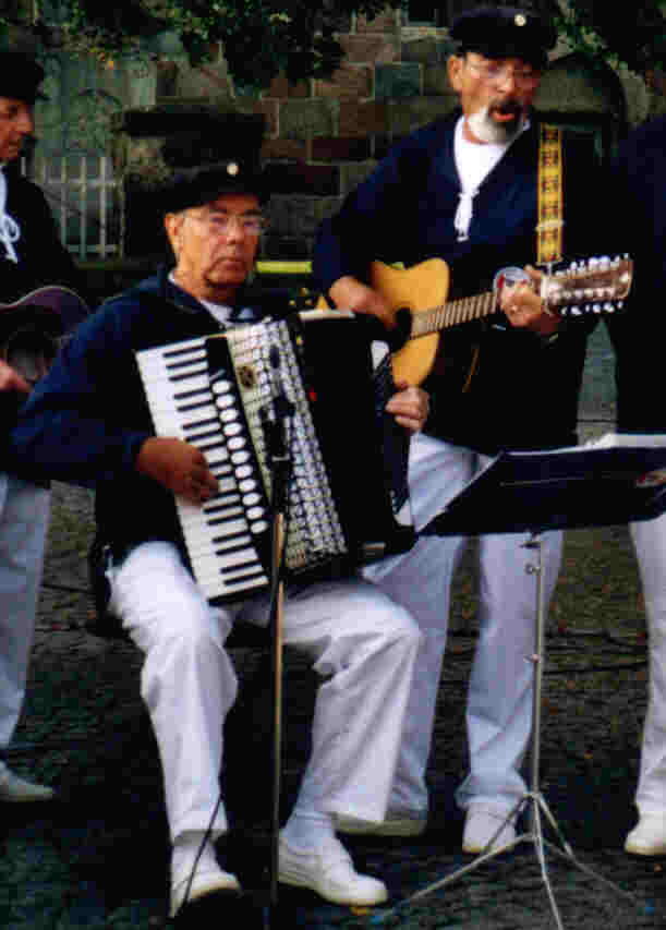 Auftritt mit dem Nieb�ller Shanty Chor auf dem Lecker Stra�enfest (01.09.2001)