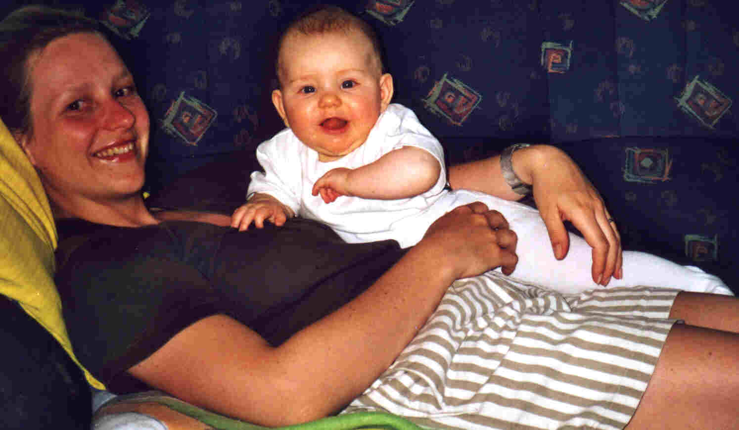 Kuscheln mit Celina auf dem Sofa